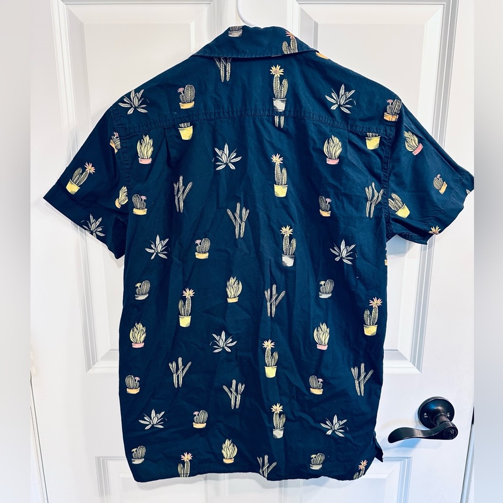 Men’s Aeropostale Cactus Shirt (size XS) - Picture 2 of 3
